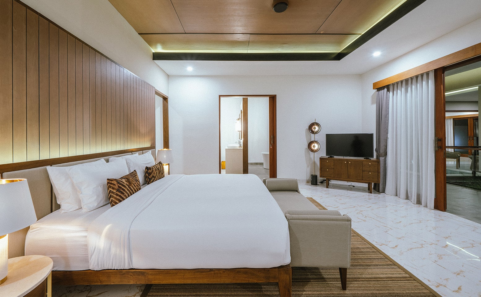 Villa Reillo - master bedroom with flat tv