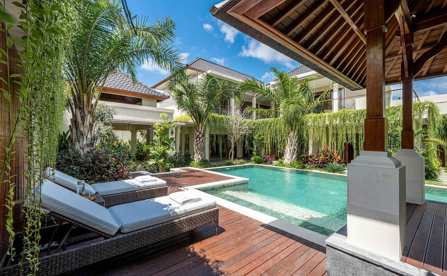 Villa Reillo - tropical pool and 2 sun loungers